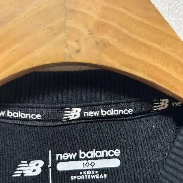 [BUNJANG] New Balance Kids Black Sweatshirt (Size 100) / 뉴발란스 블랙 맨투맨 티셔츠 아동용 100사이즈