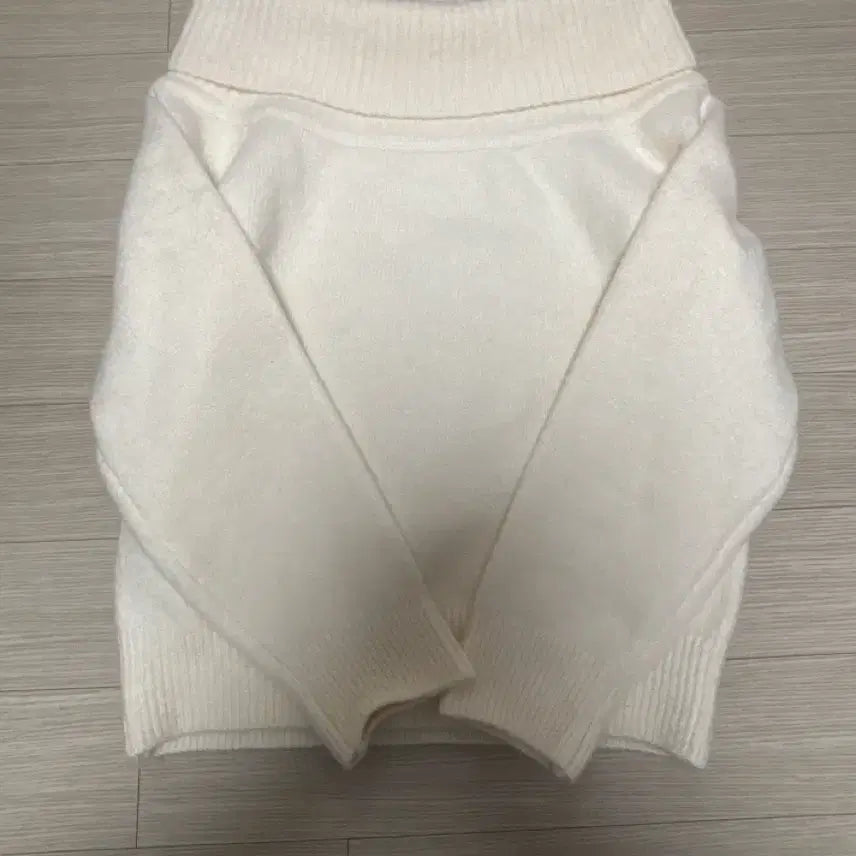 [BUNJANG] Ivory Off-Shoulder Knit Top / 아이보리 오프숄더 니트