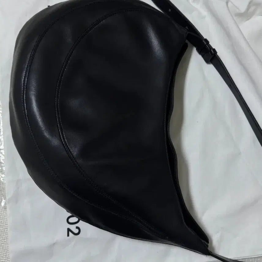 [BUNJANG] Zoee Pebble Bag Midnight / 조에뜨 페블백 미드나이트 2회 착용 (268000원)