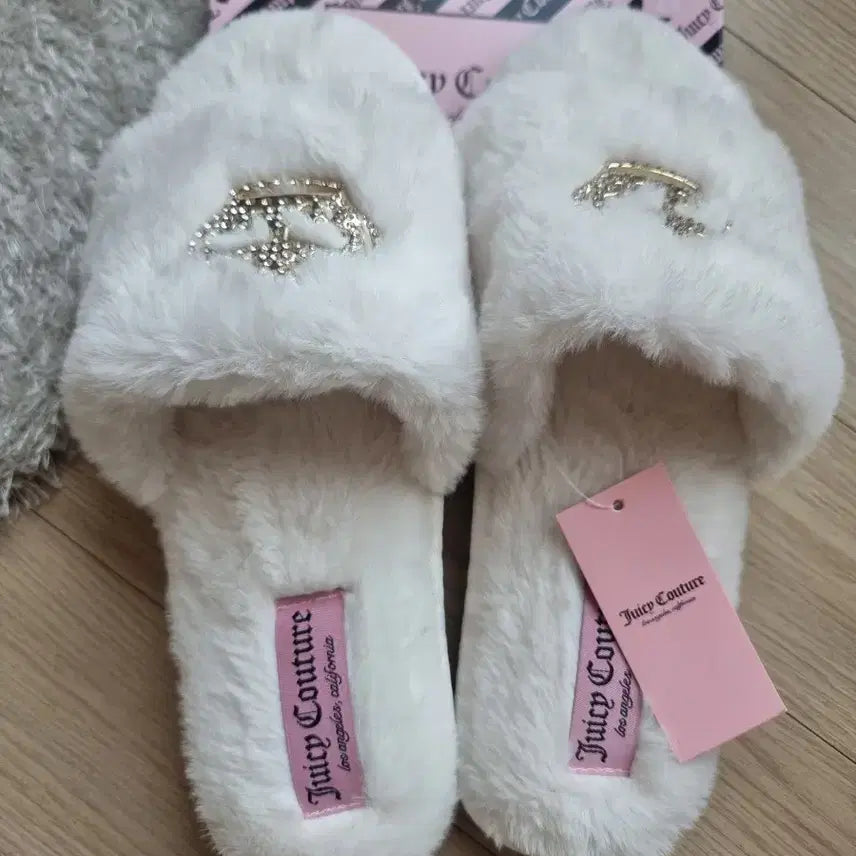 [BUNJANG] Juicy Couture Ivory Crown Slippers / [해외직구] 왕관 아이버리 Juicy Couture 쥬시꾸뛰르 털 슬리퍼