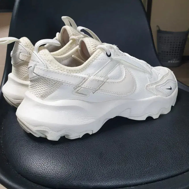 [BUNJANG] Nike White Sneakers (240) / 나이키 화이트 운동화 여성 스니커즈(240)