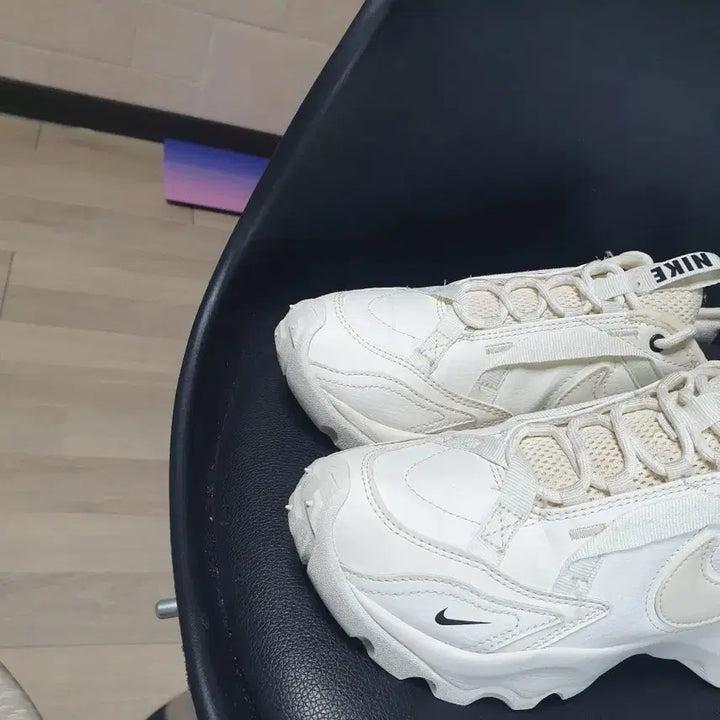 [BUNJANG] Nike White Sneakers (240) / 나이키 화이트 운동화 여성 스니커즈(240)