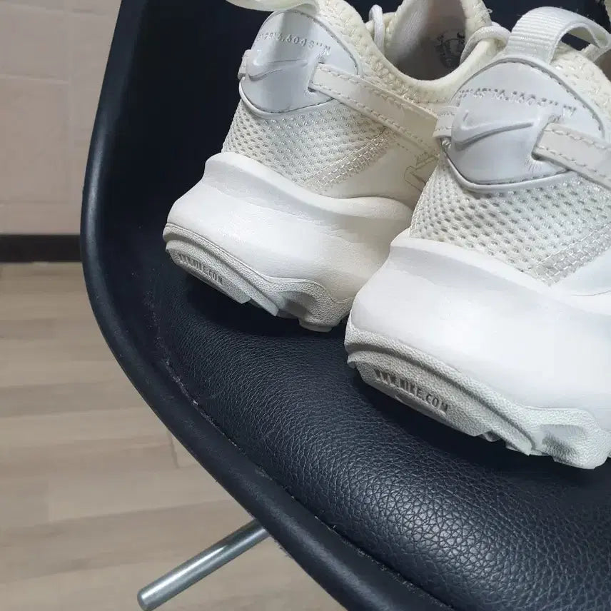 [BUNJANG] Nike White Sneakers (240) / 나이키 화이트 운동화 여성 스니커즈(240)