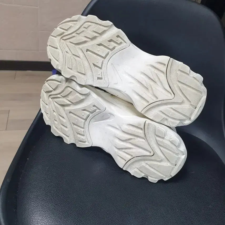 [BUNJANG] Nike White Sneakers (240) / 나이키 화이트 운동화 여성 스니커즈(240)