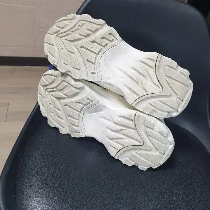 [BUNJANG] Nike White Sneakers (240) / 나이키 화이트 운동화 여성 스니커즈(240)