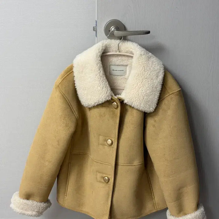 [BUNJANG] Be My Muse Mansion Beige Gold Button Mustang / 정가 34만원 비뮤즈맨션 무스탕 베이지 1사이즈 Gold button m