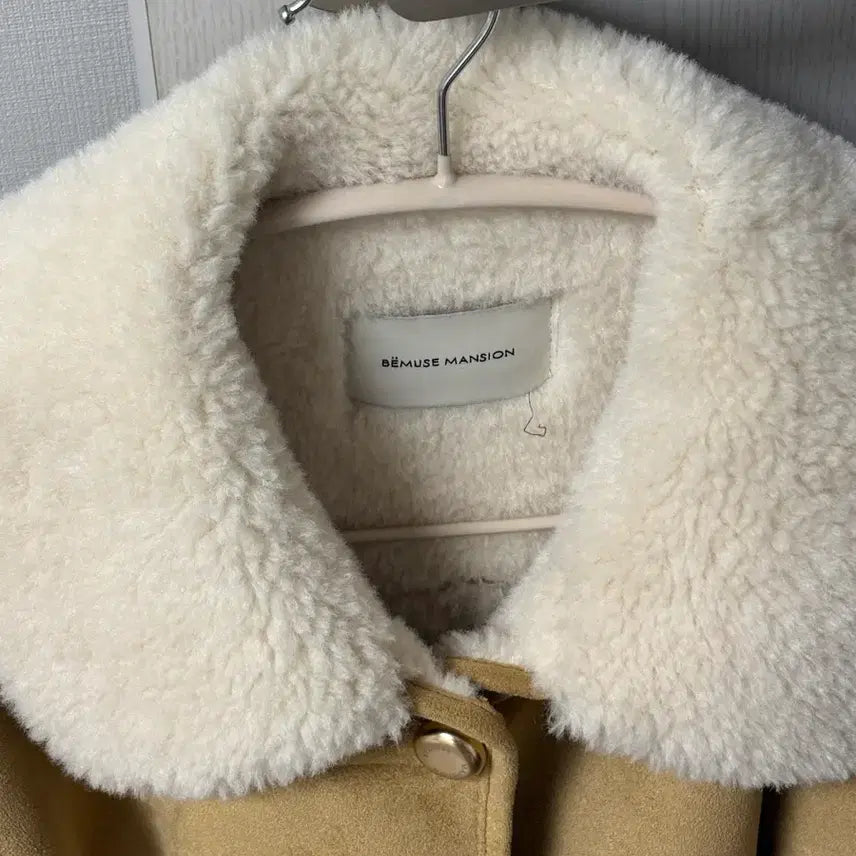 [BUNJANG] Be My Muse Mansion Beige Gold Button Mustang / 정가 34만원 비뮤즈맨션 무스탕 베이지 1사이즈 Gold button m