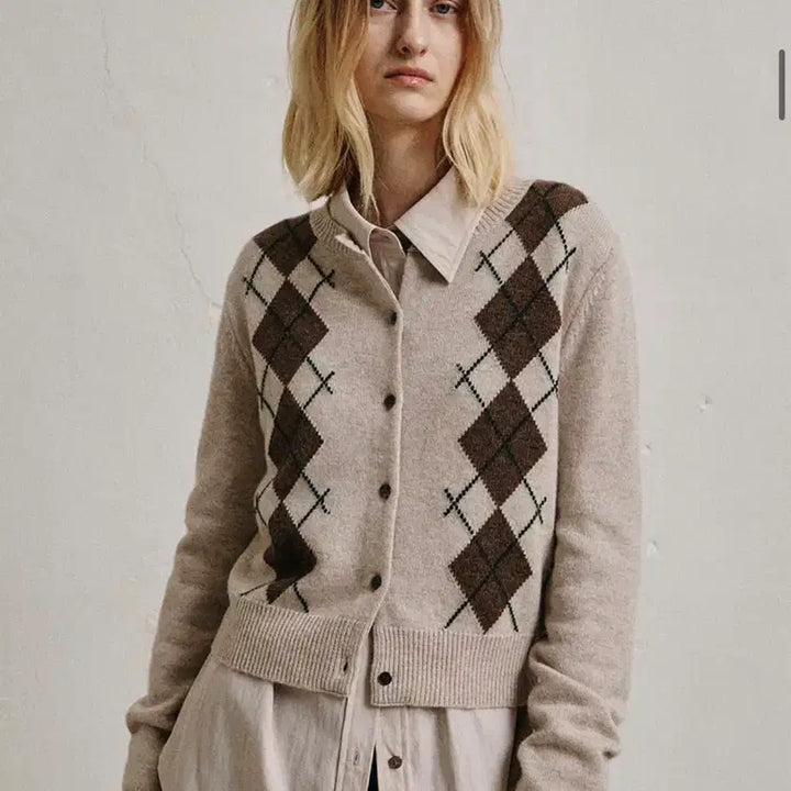 [BUNJANG] Artide Premium Cashmere Argyle Cardigan - BEIGE / [아티드] 프리미엄 캐시미어 아가일 라운드 가디건_BEIGE