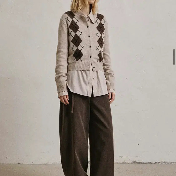 [BUNJANG] Artide Premium Cashmere Argyle Cardigan - BEIGE / [아티드] 프리미엄 캐시미어 아가일 라운드 가디건_BEIGE