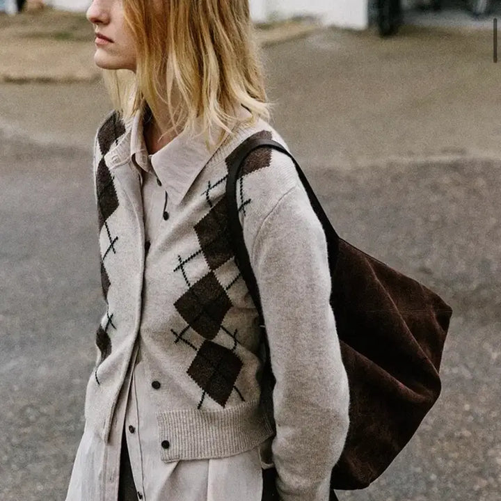 [BUNJANG] Artide Premium Cashmere Argyle Cardigan - BEIGE / [아티드] 프리미엄 캐시미어 아가일 라운드 가디건_BEIGE