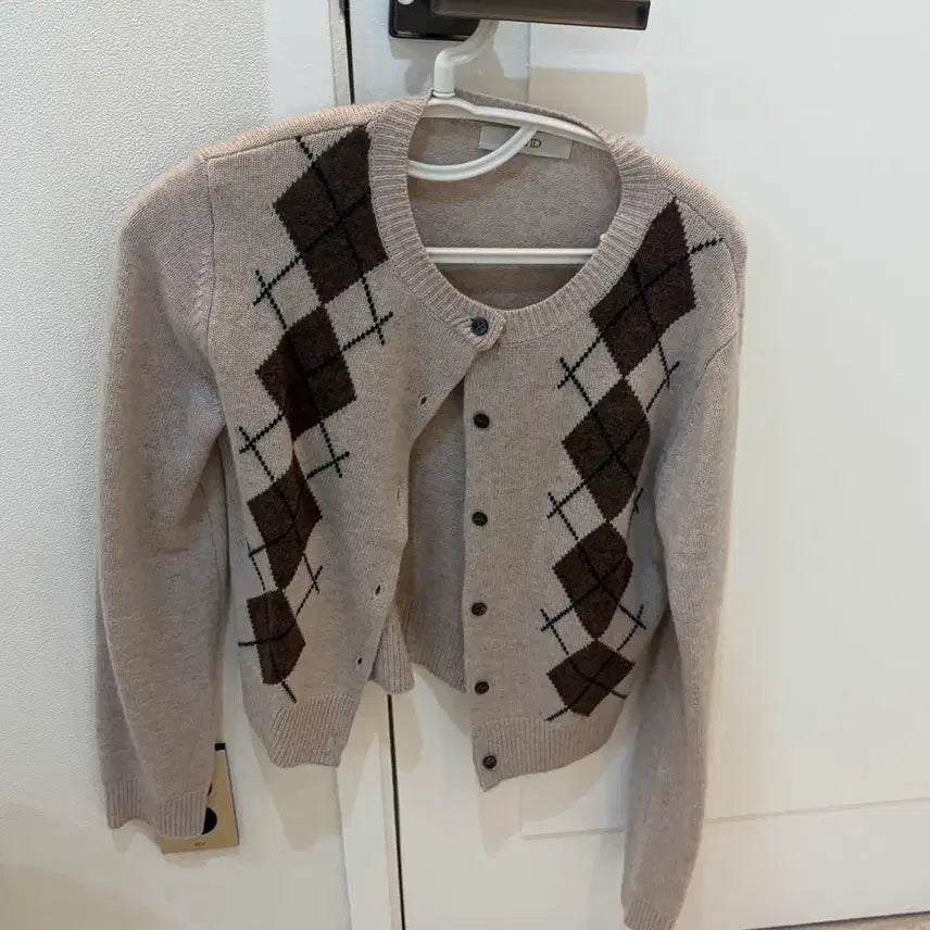 [BUNJANG] Artide Premium Cashmere Argyle Cardigan - BEIGE / [아티드] 프리미엄 캐시미어 아가일 라운드 가디건_BEIGE