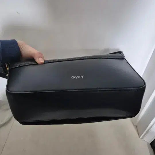 [BUNJANG] Oryany Black Leather Crossbody Bag / 오야니 블랙 크로스백