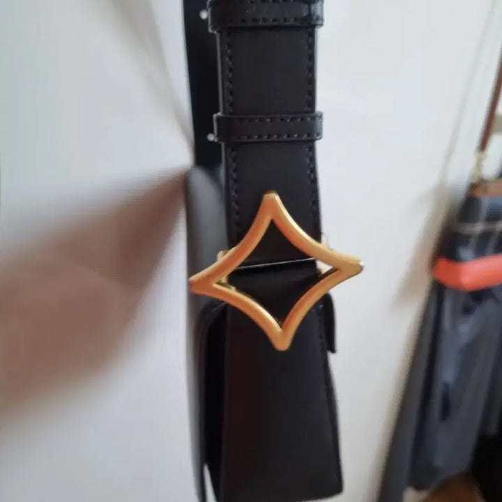 [BUNJANG] Oryany Black Leather Crossbody Bag / 오야니 블랙 크로스백