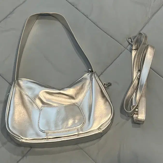 [BUNJANG] ILLIT Signature Small Shoulder Bag / illigo 일리고 시그니처백 스몰 숄더백 크로스백