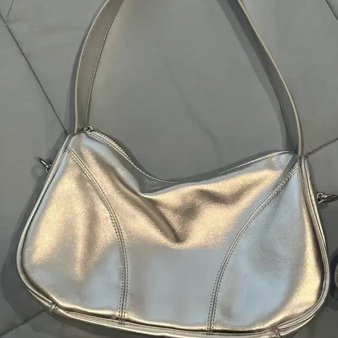 [BUNJANG] ILLIT Signature Small Shoulder Bag / illigo 일리고 시그니처백 스몰 숄더백 크로스백