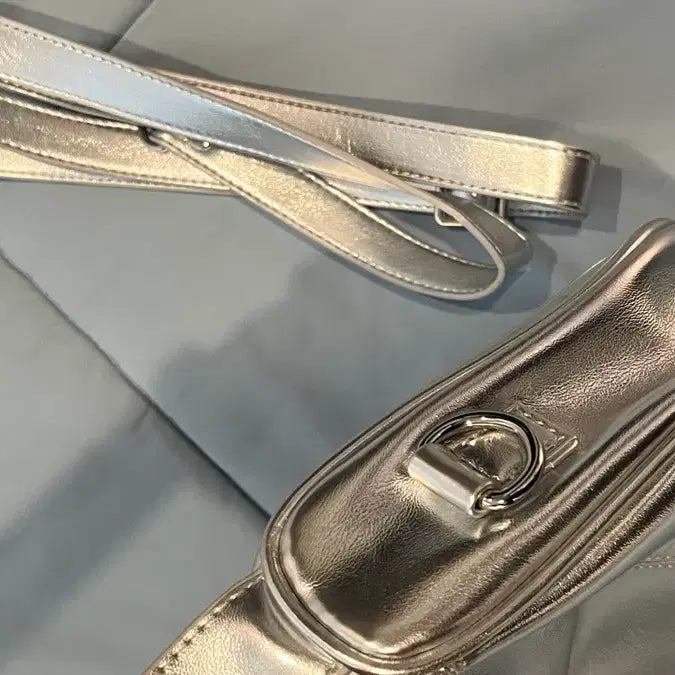 [BUNJANG] ILLIT Signature Small Shoulder Bag / illigo 일리고 시그니처백 스몰 숄더백 크로스백