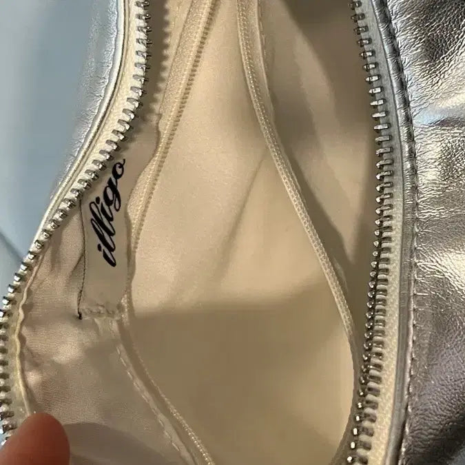 [BUNJANG] ILLIT Signature Small Shoulder Bag / illigo 일리고 시그니처백 스몰 숄더백 크로스백