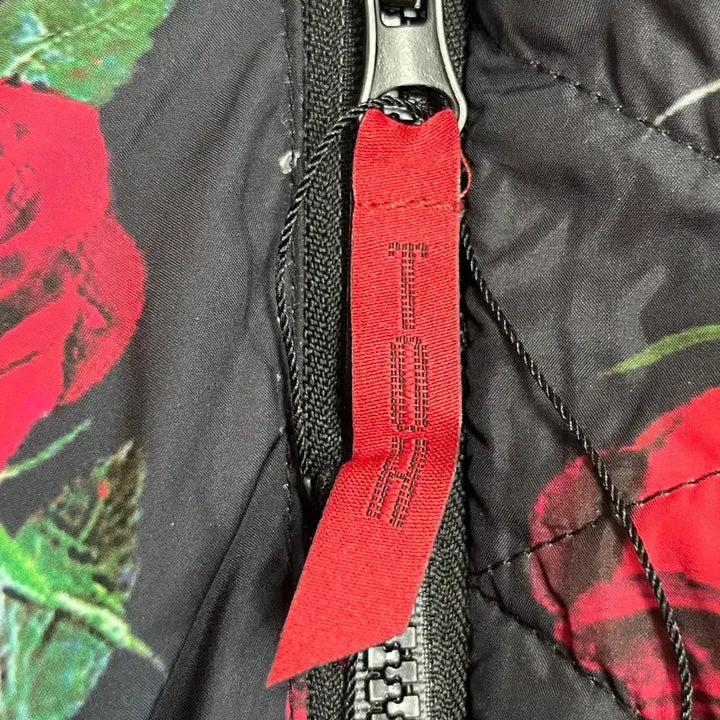 [BUNJANG] TOH Black Rose Pattern Hooded Padded Jumper / [정품]TOH 블랙 장미 패턴 후드 패딩 점퍼