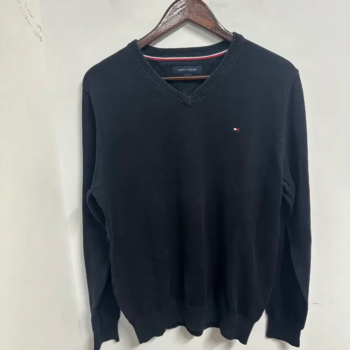 [BUNJANG] Tommy Hilfiger Black V-Neck Knit (Size 95) / [만원 아라비아빈티지]타미힐피거 블랙 V넥 니트 95