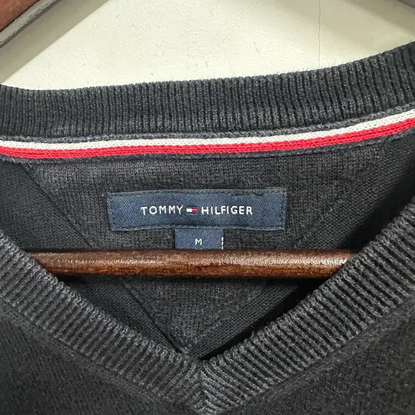 [BUNJANG] Tommy Hilfiger Black V-Neck Knit (Size 95) / [만원 아라비아빈티지]타미힐피거 블랙 V넥 니트 95
