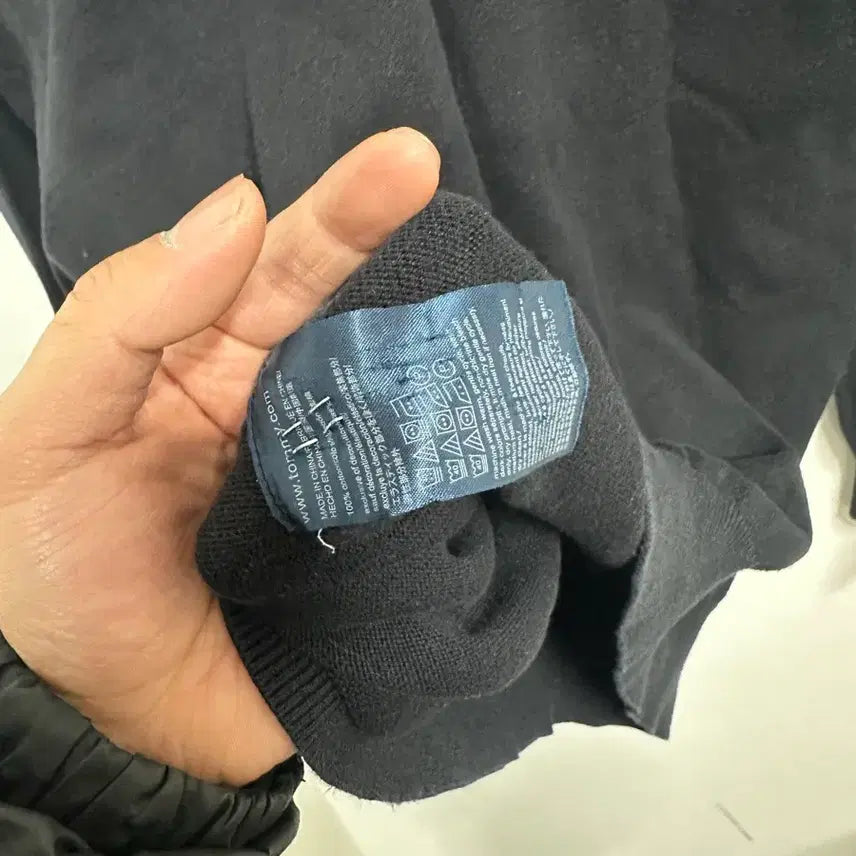 [BUNJANG] Tommy Hilfiger Black V-Neck Knit (Size 95) / [만원 아라비아빈티지]타미힐피거 블랙 V넥 니트 95
