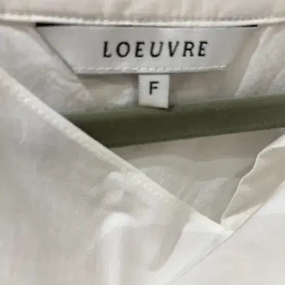[SOLD OUT] LOEUVRE 카울 드레이프 블라우스 (새상품)