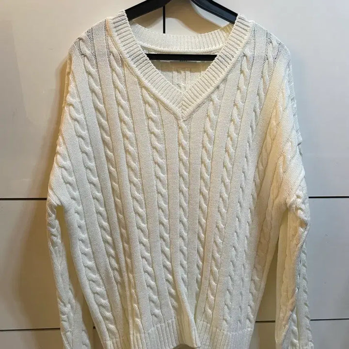 [BUNJANG] Ivory Cable Knit V-Neck Sweater / (미착용, 새상품) 아이보리 흰색 꽈배기 브이넥 니트 오버핏 새제품 봄옷
