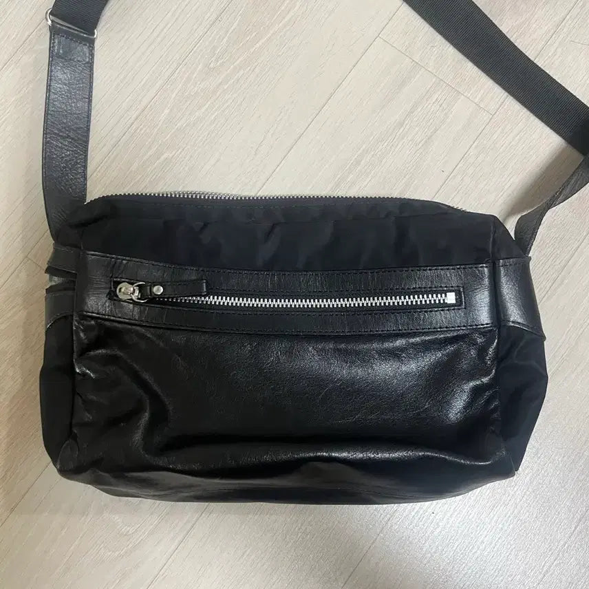 [BUNJANG] Yohji Yamamoto Ysaccs Leather Crossbody Bag / 요지야마모토 Ysaccs 레더 크로스백