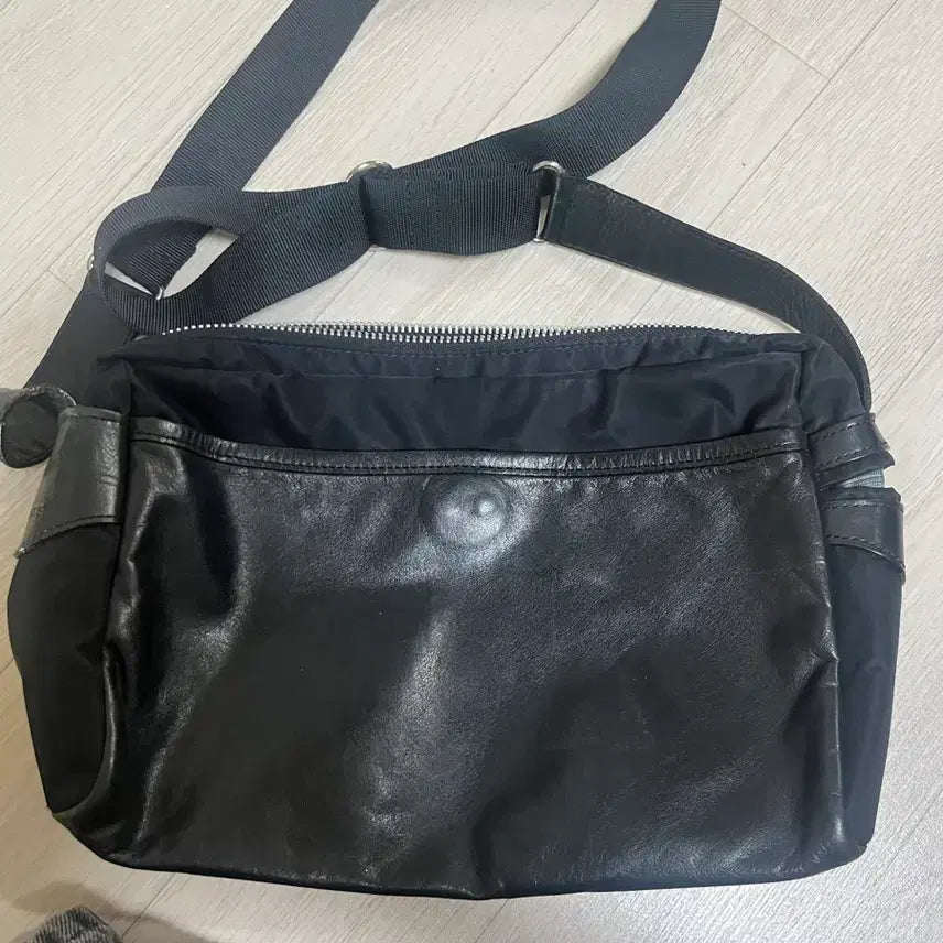 [BUNJANG] Yohji Yamamoto Ysaccs Leather Crossbody Bag / 요지야마모토 Ysaccs 레더 크로스백