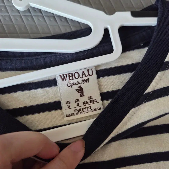 [SOLD OUT] WHO.A.U 스트라이프 긴팔티