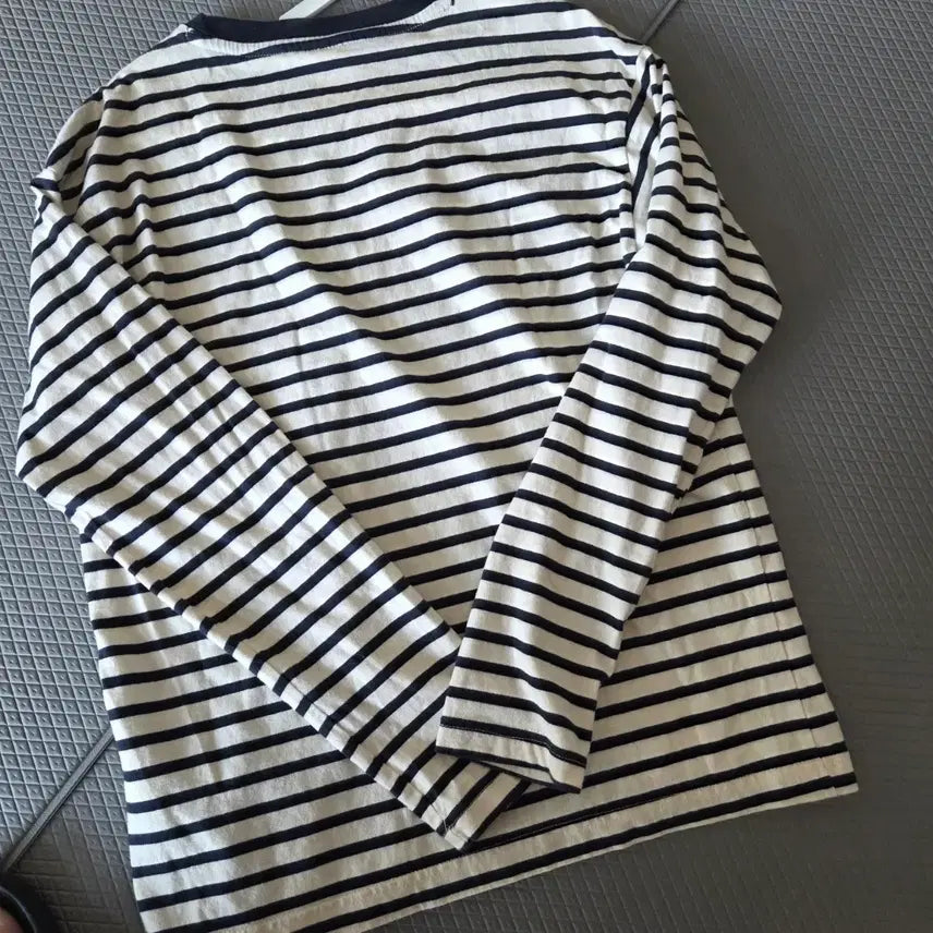 [SOLD OUT] WHO.A.U 스트라이프 긴팔티