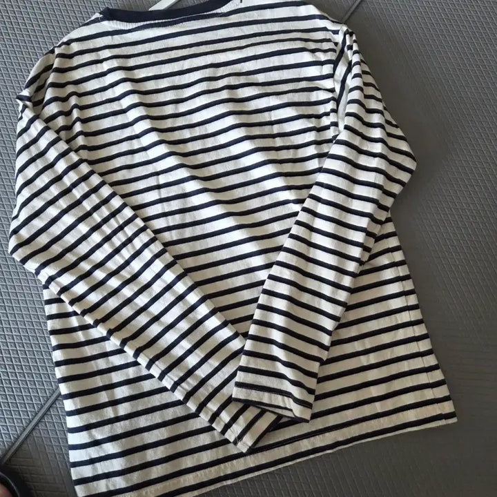 [SOLD OUT] WHO.A.U 스트라이프 긴팔티