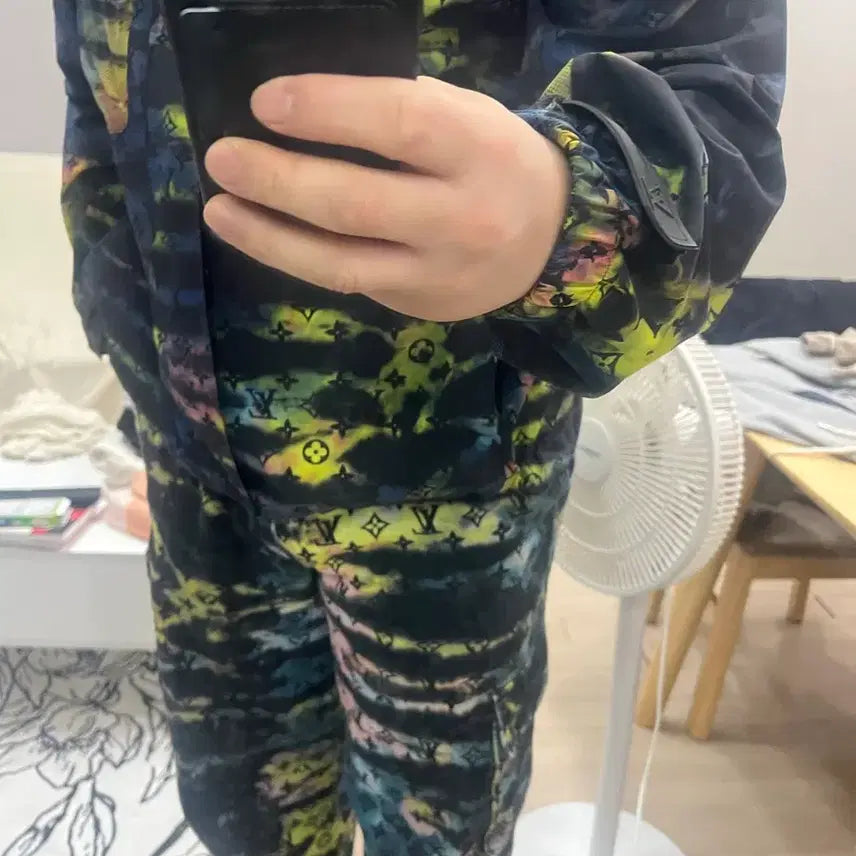 [BUNJANG] Louis Vuitton Tie-Dye Windbreaker Denim Cargo Pants / 루이비통 타이다이 윈드자켓 데님카고바지