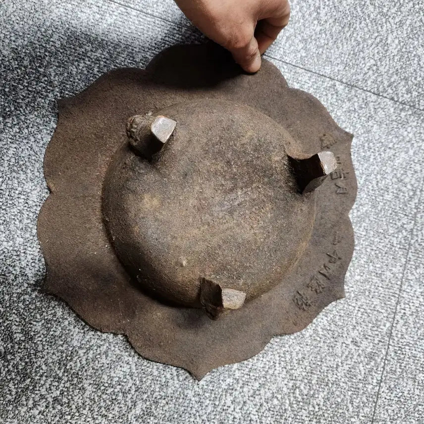 [BUNJANG] Antique Cast Iron Brazier with Face Motif / 무쇠 화형 귀면 화로