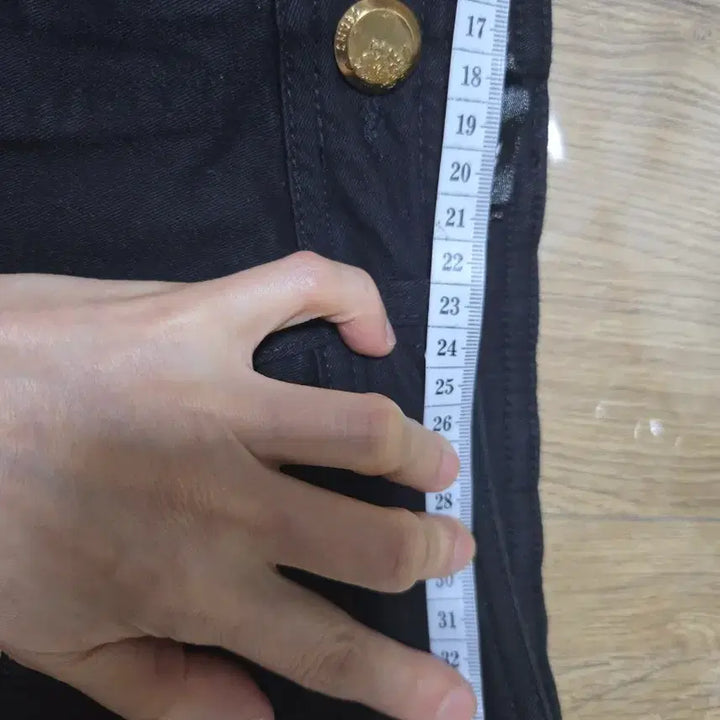 [BUNJANG] Mini Denim Skirt with Pocket Detail / 블랙  면 스판  테미  카고 포켓  지퍼 골드 자수  미니 스커트