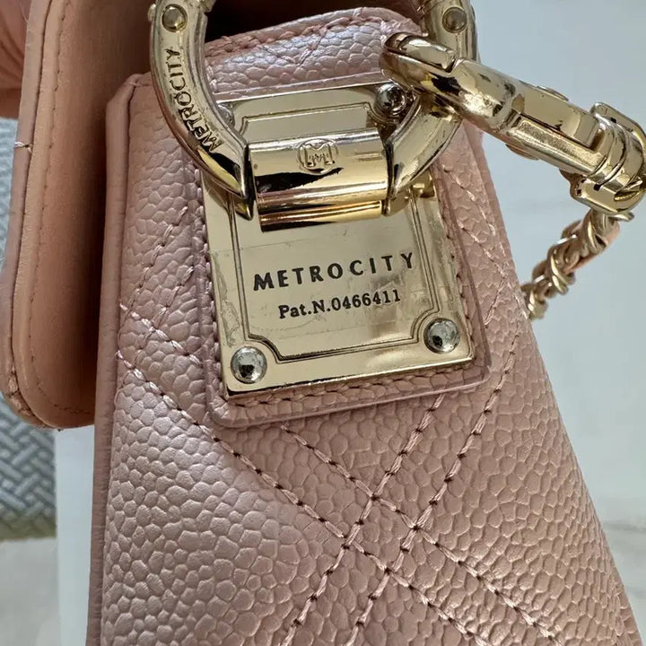 [BUNJANG] Metrocity Quilted Chain Shoulder Bag Baby Pink / 정품 메트로시티 퀼팅 체인 숄더백 베이비핑크