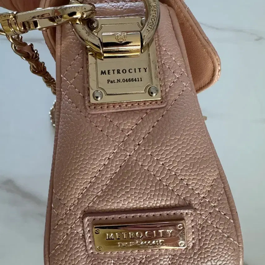 [BUNJANG] Metrocity Quilted Chain Shoulder Bag Baby Pink / 정품 메트로시티 퀼팅 체인 숄더백 베이비핑크