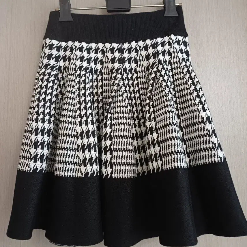 [BUNJANG] Houndstooth Flare Knit Skirt (Size 55-66) / 1회착용 하운드투스  플레어 니트스커트 55~66