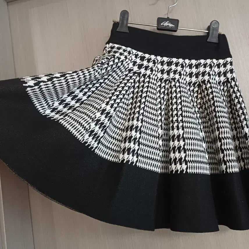 [BUNJANG] Houndstooth Flare Knit Skirt (Size 55-66) / 1회착용 하운드투스  플레어 니트스커트 55~66