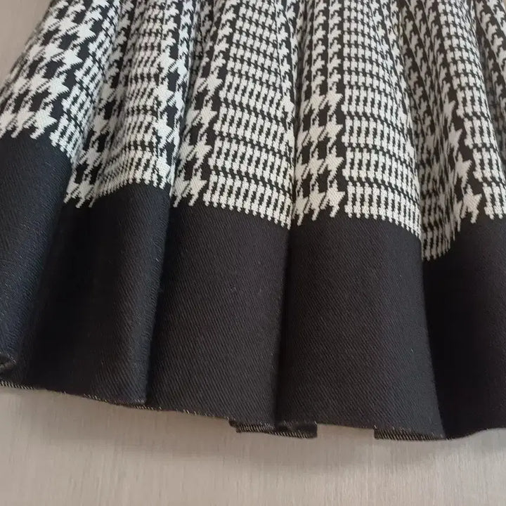 [BUNJANG] Houndstooth Flare Knit Skirt (Size 55-66) / 1회착용 하운드투스  플레어 니트스커트 55~66