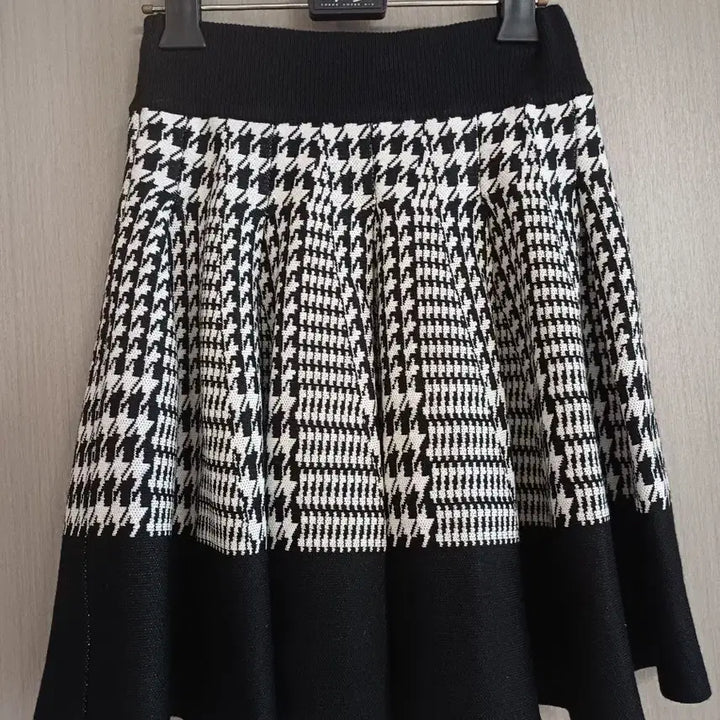 [BUNJANG] Houndstooth Flare Knit Skirt (Size 55-66) / 1회착용 하운드투스  플레어 니트스커트 55~66