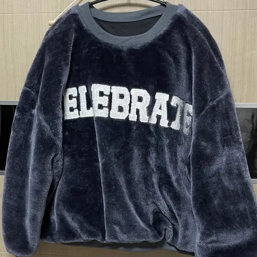 [BUNJANG] Celebrate 퍼 Oversized Sweatshirt / 셀러브레잇 Celebrate 퍼 맨투맨 오버핏