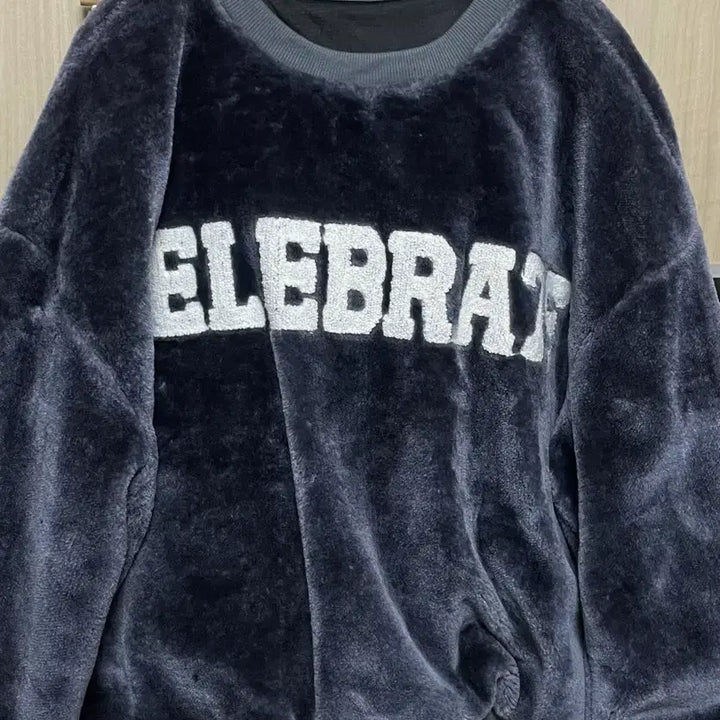[BUNJANG] Celebrate 퍼 Oversized Sweatshirt / 셀러브레잇 Celebrate 퍼 맨투맨 오버핏