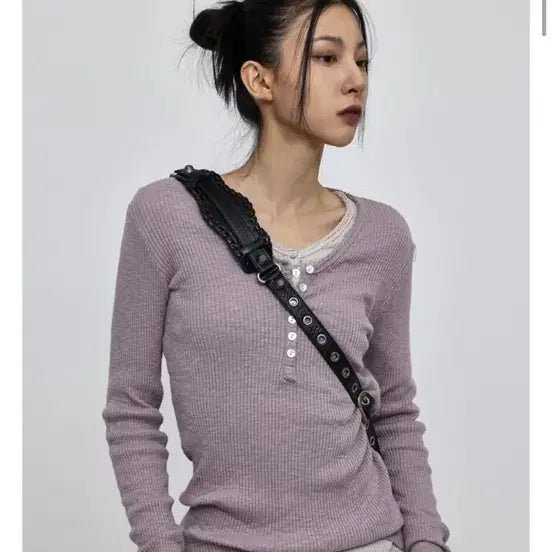 [BUNJANG] Blackup V-neck Long Sleeve Tee / 블랙업 티벳 브이넥 긴팔티