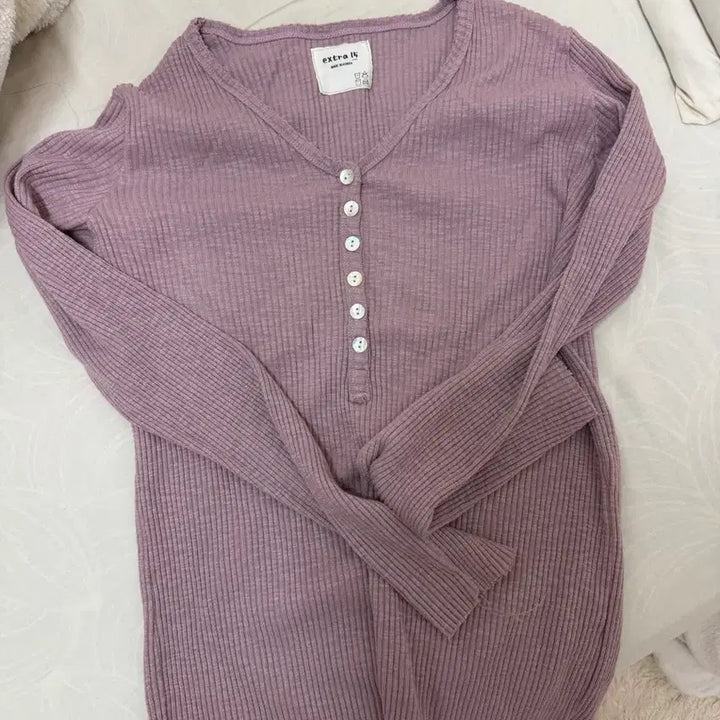 [BUNJANG] Blackup V-neck Long Sleeve Tee / 블랙업 티벳 브이넥 긴팔티