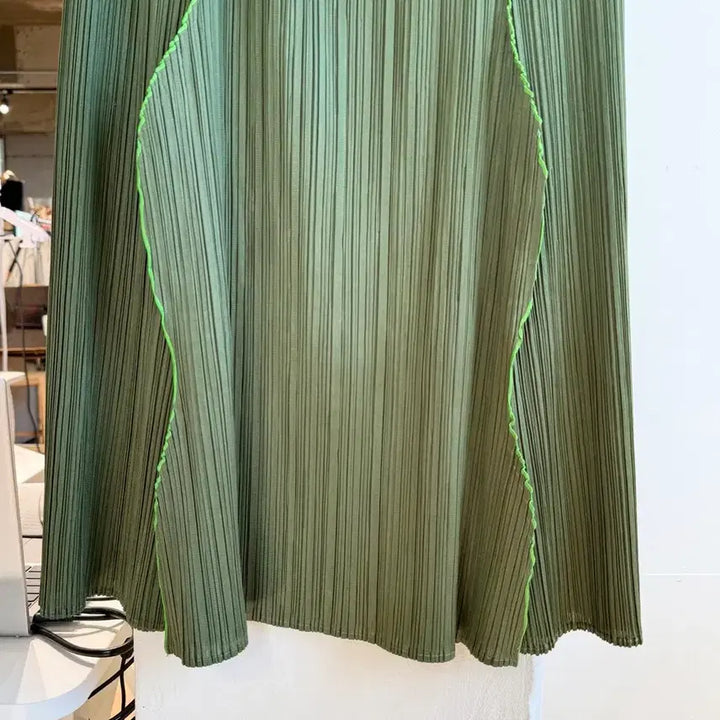 [SOLD OUT] 플리츠플리즈 카키 링컬 미디스커트