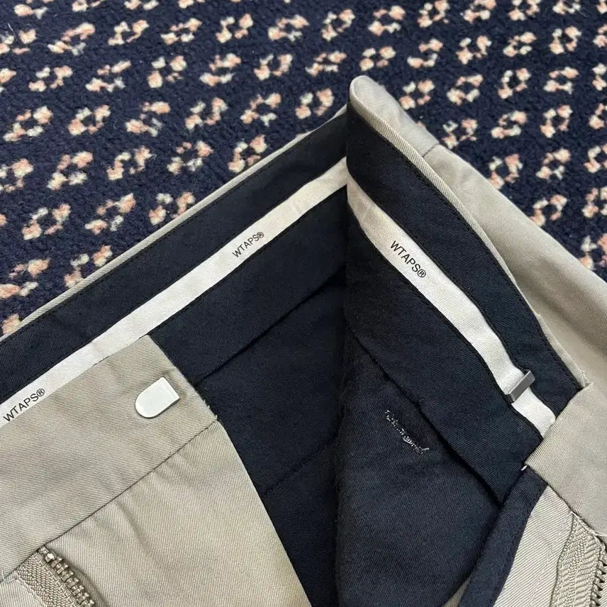 [BUNJANG] Doublet Side Line Trousers / 더블탭스 사이드라인 트라우저