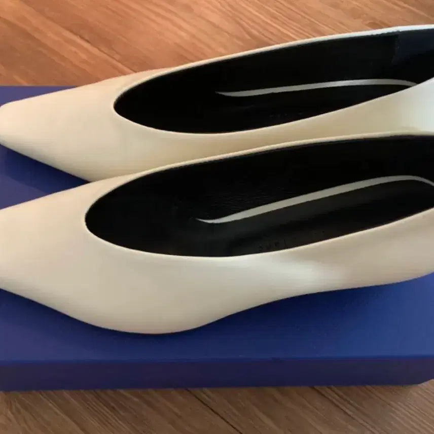 [SOLD OUT] 블랑수블랑 레아 펌프스 레더 아이보리 245