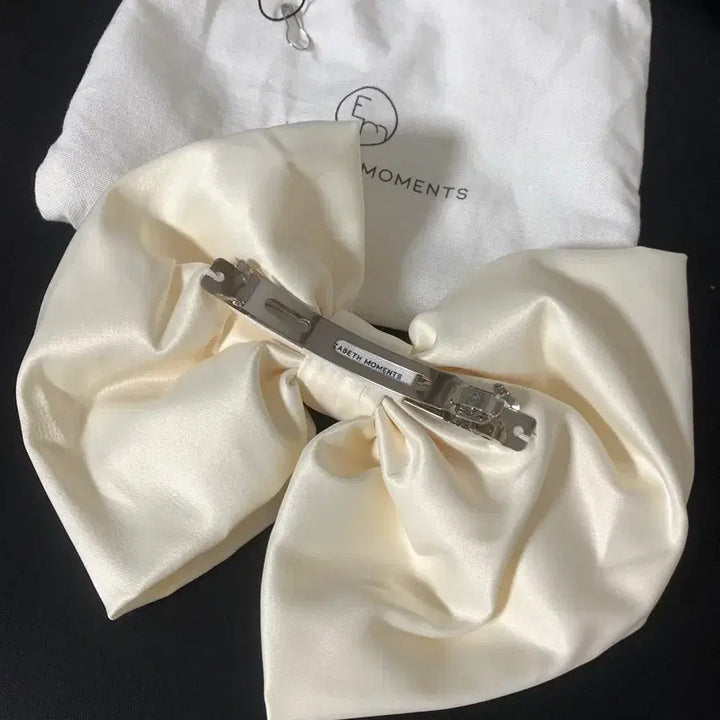 [BUNJANG] Elizabeth Moment Silk Ribbon Pin / 엘리자베스모먼트 실크 리본 핀