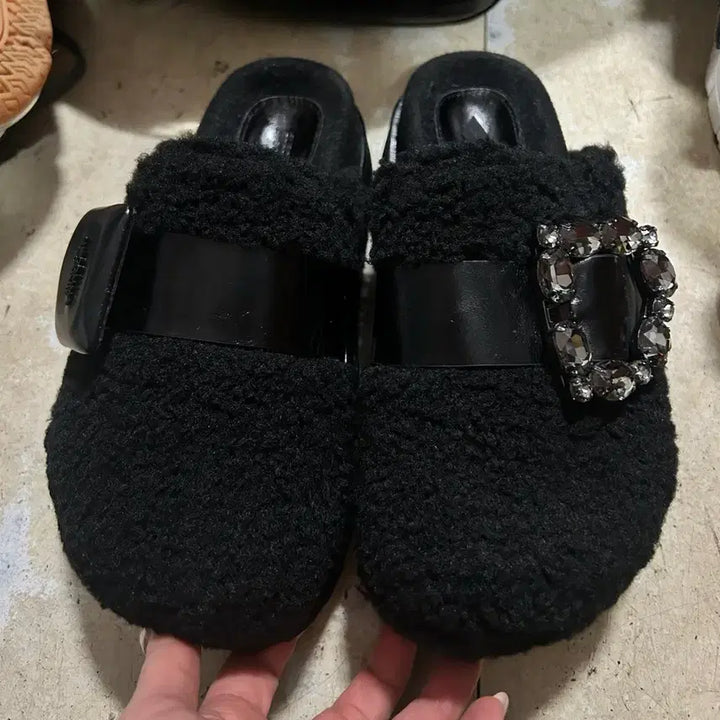 [BUNJANG] SUECOMMA BONNIE Polygon Buckle Sheepskin Mules Black / 슈콤마보니 폴리곤 버클 양털 뮬 블랙 365 235~240cm